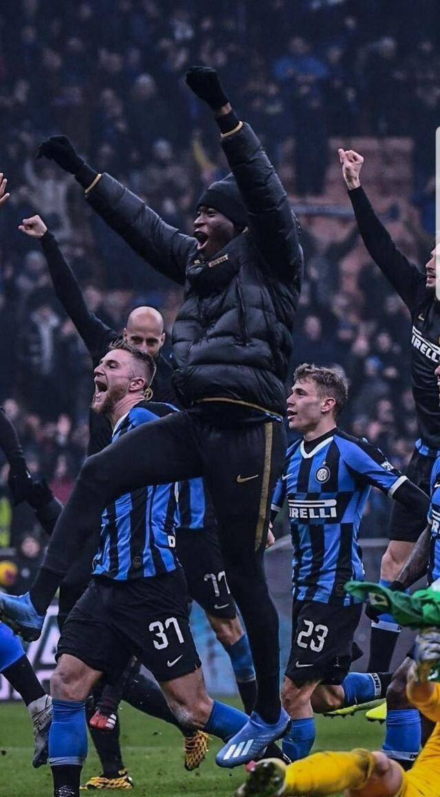 包含意大利杯今晨再迎强敌，上海久事官宣签约，主帅态度：引发热议，临场指挥获称赞的词条