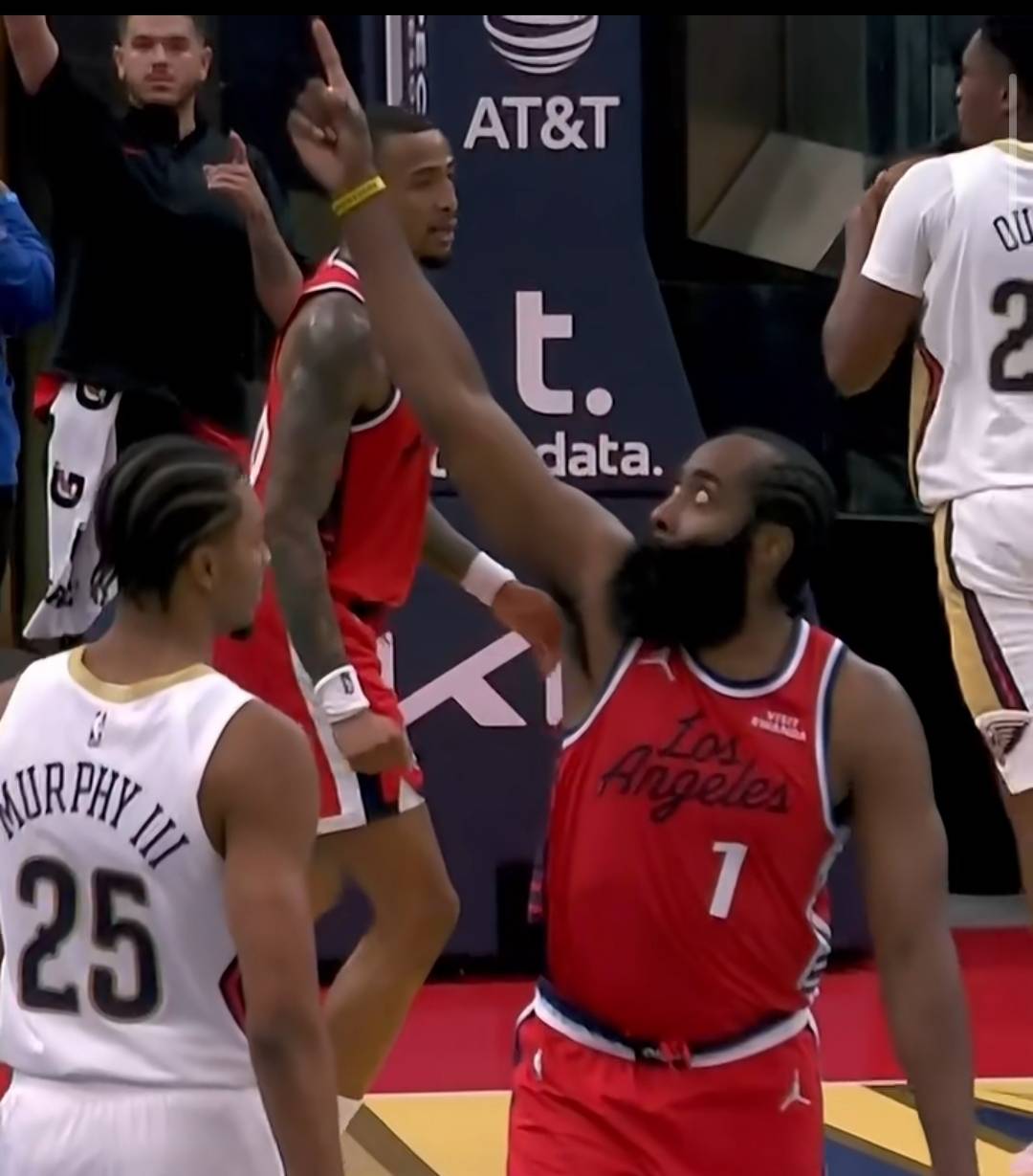 今夜山东男篮备战欧超杯；绝杀压哨细节曝光；球迷炸锅；年轻球员得到机会 