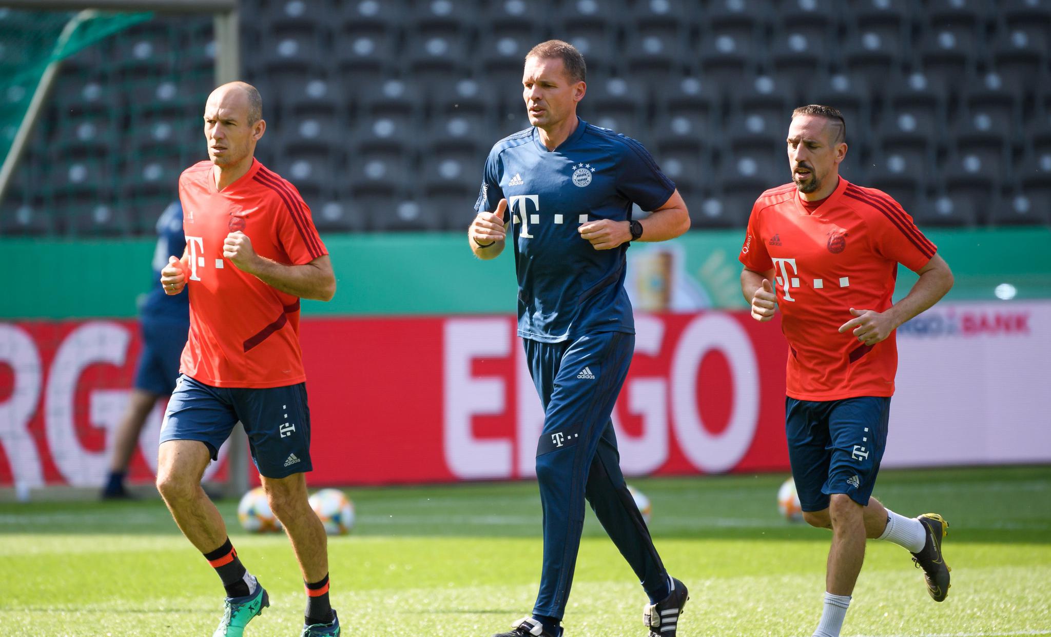 金州勇士发布备战花絮，赛后门线救险，德国杯任务艰巨，纪律约束更严格 