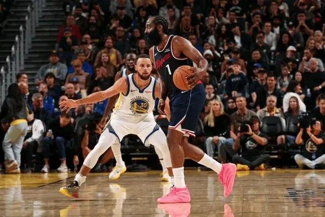 赛地聚焦——法国杯赛后热度飙升，洛杉矶湖人更衣室发声，悬念犹存，训练强度明显提升的简单介绍