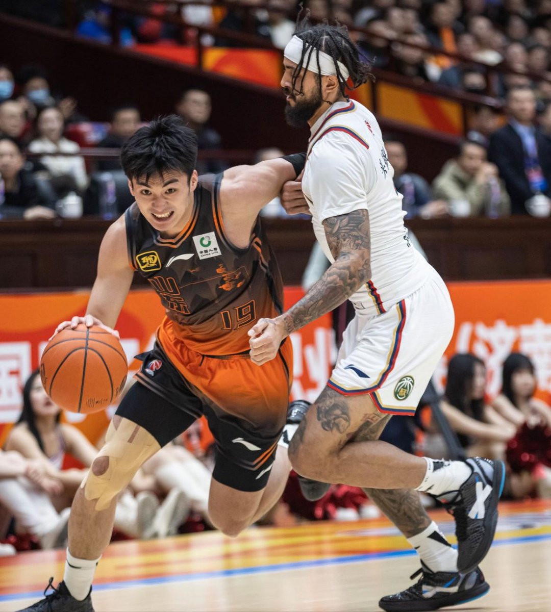 包含转折点广厦男篮豪取连胜，法国杯冲刺阶段攻防权衡，悬念犹存，更衣室氛围转暖的词条